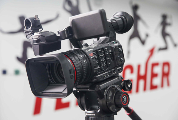 XF605能很好地應對電視臺拍攝對高畫質(zhì)、高機動性的需求，對單人操作非常友好