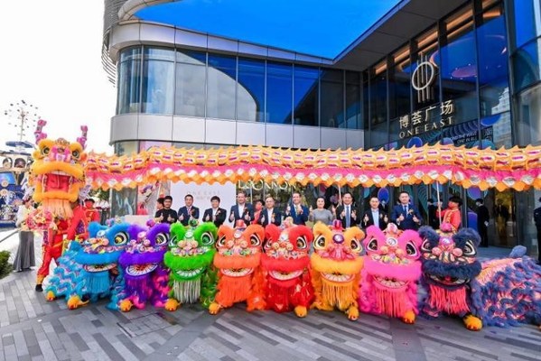 瑞獅點睛（從左至右：LOOKNOW品牌執(zhí)行總裁嚴明、中國區(qū)負責人王哲、黃浦區(qū)人民政府副區(qū)長王鼐、加拿大駐上海副總領(lǐng)事Jason Reeves、黃浦區(qū)人民政府區(qū)長沈山州、博楓資產(chǎn)管理董事總經(jīng)理、中國區(qū)負責人司徒默、博楓資產(chǎn)管理高級副總裁楊毅文、上海市外商投資協(xié)會會長黃峰、遠景能源執(zhí)行董事周宏文、IMAX大中華區(qū)CEO 陳遠鵬）