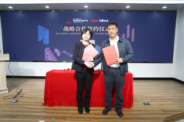 左：上海萬耀企龍展覽有限公司副總裁-竺玲女士 右：嘉興市秀洲區(qū)王店集成裝飾(頂墻)協(xié)會會長、浙江鼎美智裝股份有限公司董事長-張軻先生