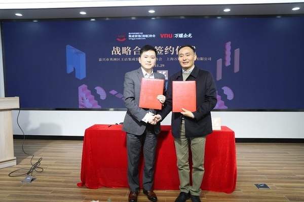 左：上海萬耀企龍展覽有限公司副總裁-劉勛先生 右：浙江美爾凱特智能廚衛(wèi)股份有限公司總經(jīng)理-沈業(yè)勇先生