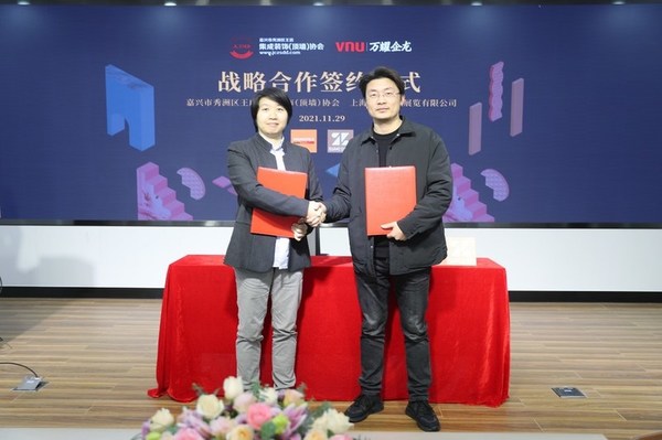 左：上海萬耀企龍展覽有限公司城市與建筑事業(yè)部項目總監(jiān)-梁婕女士 右：浙江奧華電氣有限公司副總經(jīng)理-方正波先生