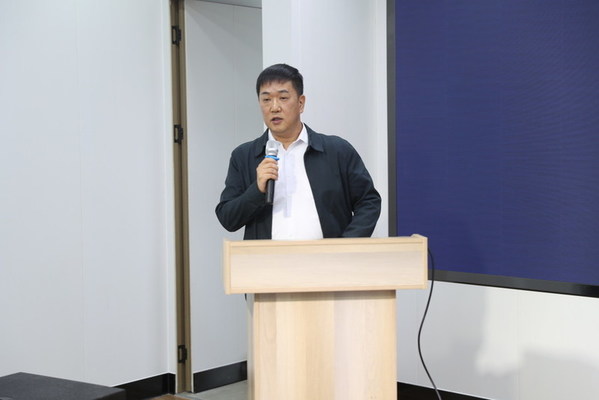 嘉興市秀洲區(qū)王店集成裝飾(頂墻)協(xié)會會長、浙江鼎美智裝股份有限公司董事長-張軻先生