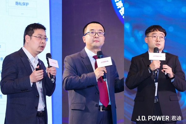 從左至右依次為：J.D. Power中國區(qū)汽車產(chǎn)品數(shù)字化體驗(yàn)總監(jiān)裴林、汽車產(chǎn)品事業(yè)部總監(jiān)姜澎、定制研究事業(yè)部高級(jí)經(jīng)理陳亮
