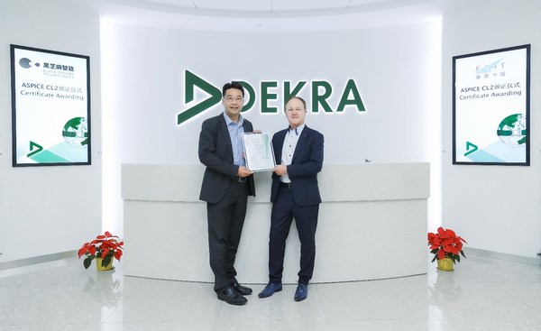 黑芝麻智能聯(lián)合創(chuàng)始人兼COO劉衛(wèi)紅（左）與DEKRA德凱功能安全全球高級(jí)副總裁Gerhard Rieger（右）