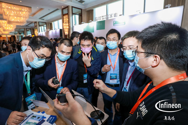 參會(huì)者參觀英飛凌展臺(tái)，了解創(chuàng)新解決方案