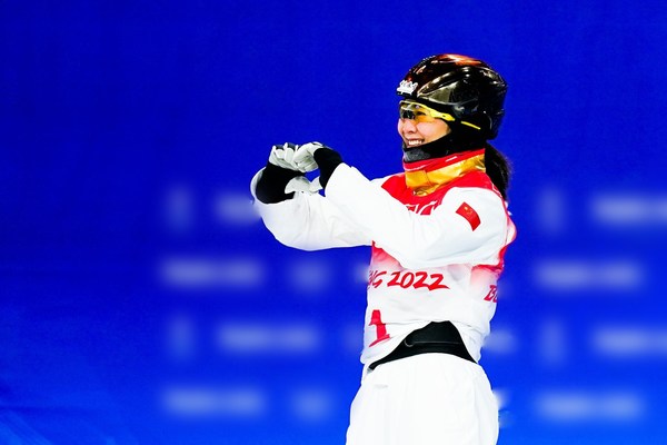 自由式滑雪女子空中技巧決賽徐夢(mèng)桃?jiàn)Z冠現(xiàn)場(chǎng)：徐夢(mèng)桃向全國(guó)人民比心