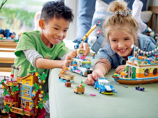 樂高集團(tuán)投資于未來(lái)，將樂高(R)玩樂體驗(yàn)帶給全球更多的兒童