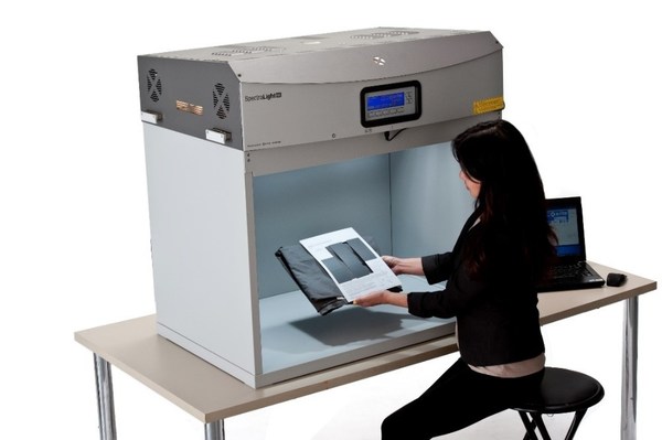 品控人員通過愛色麗SPLQC標(biāo)準(zhǔn)光源箱目視評估紡織面料顏色色差