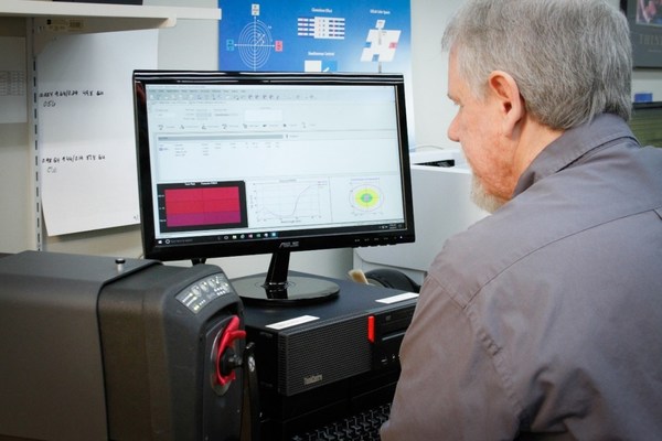 調(diào)色師利用Ci7800臺式分光測色儀（左下角）測量面料顏色數(shù)據(jù)，并通過Color iMatch配色軟件（電腦屏幕）實(shí)現(xiàn)快速調(diào)配色