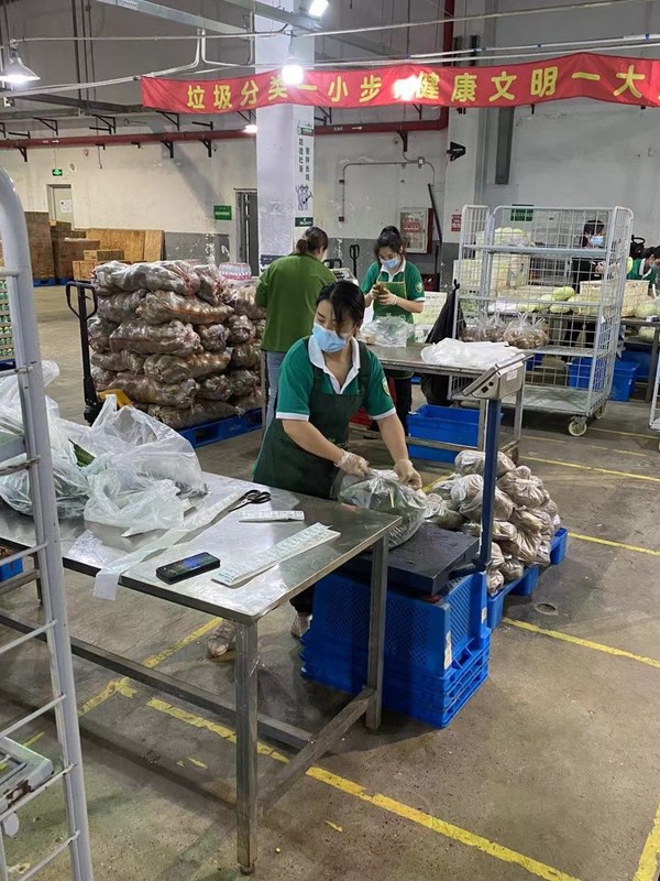 華住易購(gòu)工作人員考察叮咚中轉(zhuǎn)倉(cāng)。