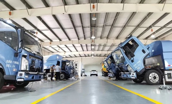 autowise.ai松江研發(fā)制造中心，多臺(tái)大型自動(dòng)駕駛清掃車(chē)正蓄勢(shì)待發(fā)