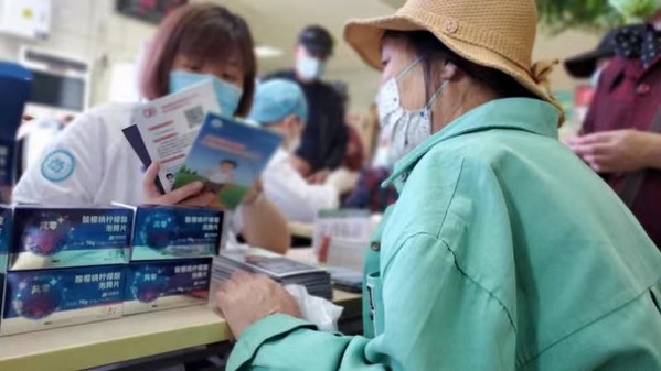 【風(fēng)零+痛風(fēng)日活動現(xiàn)場 醫(yī)務(wù)工作者向市民發(fā)放并講解患者健康手冊等資料】 【風(fēng)零+痛風(fēng)日活動現(xiàn)場 醫(yī)務(wù)工作者向市民發(fā)放并講解患者健康手冊等資料】