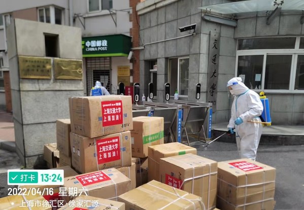 圖:工作人員對(duì)魚躍醫(yī)療捐贈(zèng)物資進(jìn)行消殺 圖:工作人員對(duì)魚躍醫(yī)療捐贈(zèng)物資進(jìn)行消殺