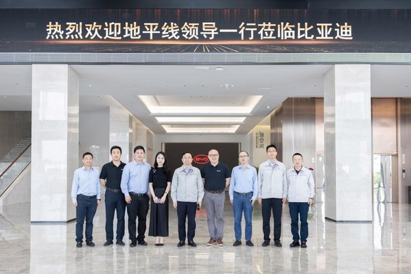 雙方團隊合作交流合影