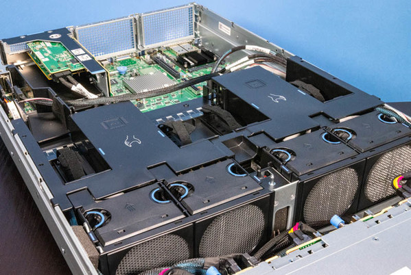 浪潮信息NF5280M6風(fēng)扇進(jìn)風(fēng)口處的波導(dǎo)板 浪潮信息NF5280M6風(fēng)扇進(jìn)風(fēng)口處的波導(dǎo)板