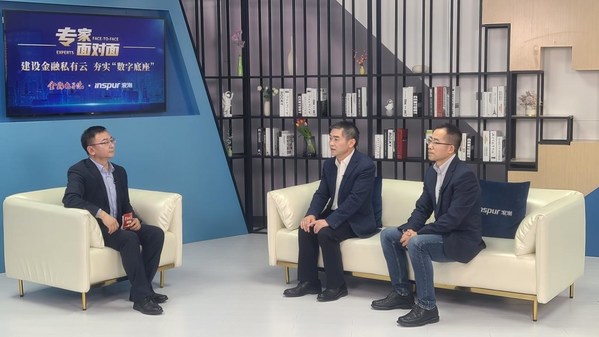 《金融電子化》雜志社副總編邵山（左）、中國農(nóng)業(yè)發(fā)展銀行信息科技部副總經(jīng)理兼運(yùn)維中心總經(jīng)理茍飛（中）、 浪潮數(shù)據(jù)云計算方案總監(jiān)劉健（右）共話金融創(chuàng)新云