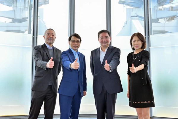 阜博與匯豐高管合影 阜博與匯豐高管合影