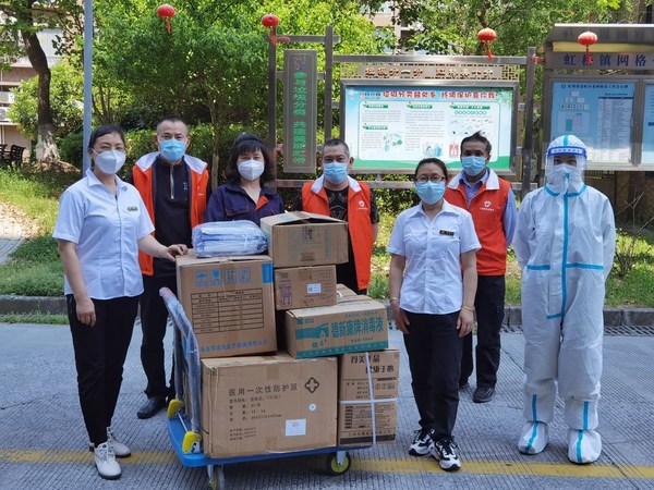 曼朗醫(yī)療向天山路街道、虹橋鎮(zhèn)金虹大廈居委會捐贈醫(yī)療物資