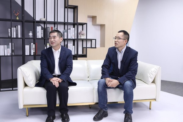 中國農(nóng)業(yè)發(fā)展銀行信息科技部副總經(jīng)理兼運(yùn)維中心總經(jīng)理茍飛與浪潮數(shù)據(jù)云計(jì)算方案總監(jiān)劉健共話金融云創(chuàng)新