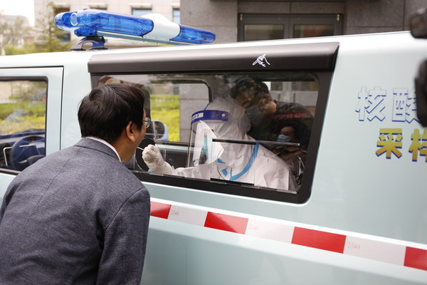 捐贈活動現(xiàn)場體驗 進(jìn)行核酸信息采集