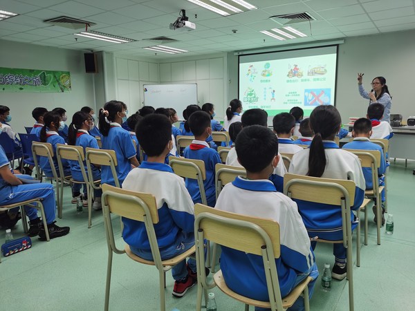 工作人員分享環(huán)保知識(shí)