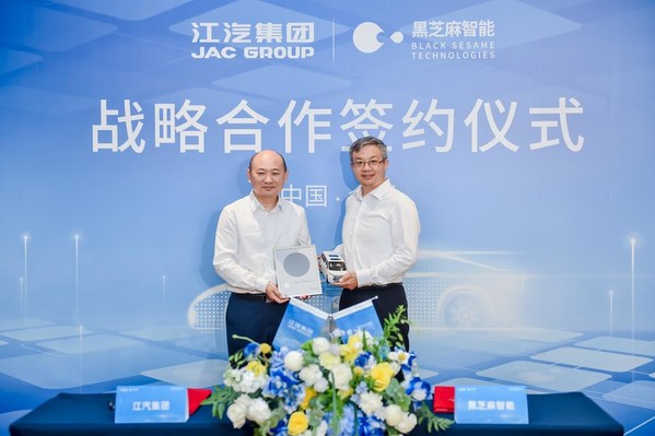 安徽江淮汽車集團控股有限公司黨委書記、董事長、總經(jīng)理，安徽江淮汽車集團股份有限公司黨委書記、董事長項興初（左）和黑芝麻智能科技有限公司創(chuàng)始人兼CEO單記章（右）