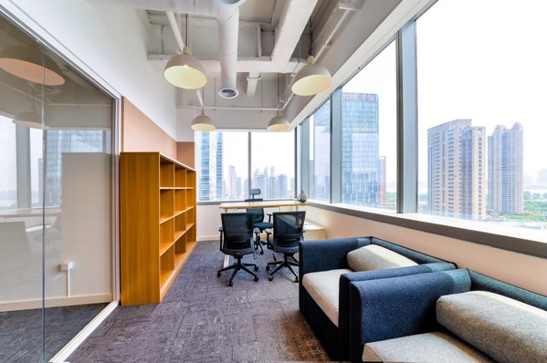 勵帷  樣板間臨窗獨立辦公室