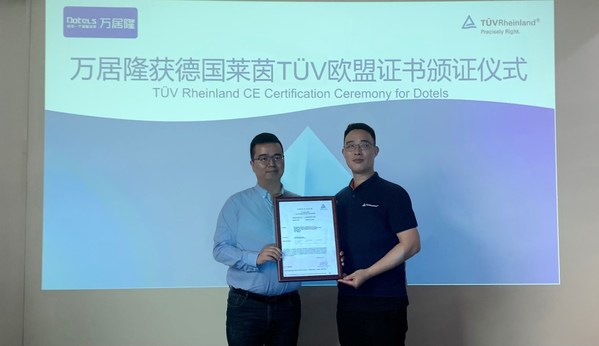 TUV萊茵大中華區(qū)電子電氣產(chǎn)品服務(wù)區(qū)域總經(jīng)理付治新（右）為萬居隆頒發(fā)CE指令符合性證書，萬居隆電器有限公司廣州公司總經(jīng)理李峰代表領(lǐng)證