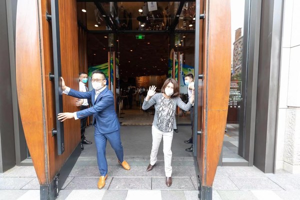 星巴克中國首席執(zhí)行官蔡德粦和星巴克臻選上海烘焙工坊藍(lán)若薇開啟大門 星巴克中國首席執(zhí)行官蔡德粦和星巴克臻選上海烘焙工坊藍(lán)若薇開啟大門