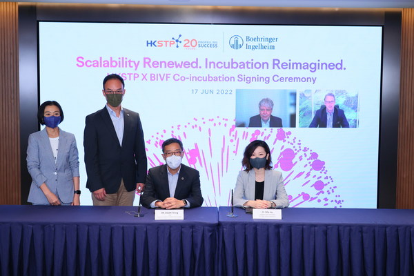 簽約儀式現(xiàn)場（由左至右）：香港科技園公司轉(zhuǎn)化研發(fā)所高級總監(jiān)劉思雅博士、香港科技園公司首席企業(yè)發(fā)展總監(jiān)夏友正先生、香港科技園公司行政總裁黃克強(qiáng)先生、勃林格殷格翰風(fēng)險基金投資副總監(jiān)胡曉斌博士、勃林格殷格翰風(fēng)險基金全球負(fù)責(zé)人 Frank Kalkbrenner博士、勃林格殷格翰中國總裁兼CEO高齊飛先生