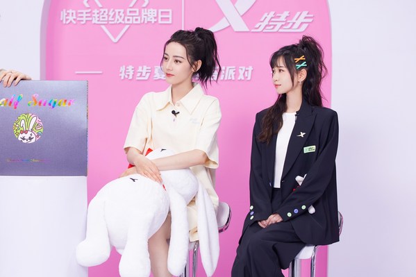 特步品牌代言人迪麗熱巴、特步半糖系列主理人丁佳敏