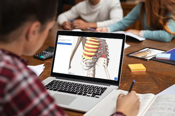 學(xué)生通過(guò)BioDigital進(jìn)行3D自測(cè)