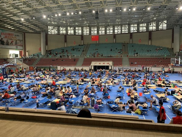 壹基金為英德市集中安置點的轉(zhuǎn)移群眾捐贈了折疊床、睡袋、飲用水等應急物資