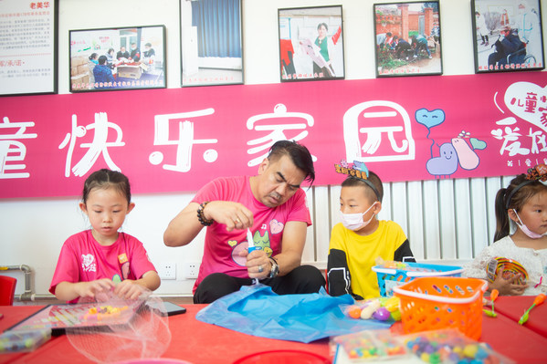 在家園內(nèi)體驗(yàn)益智玩具、文體用品等