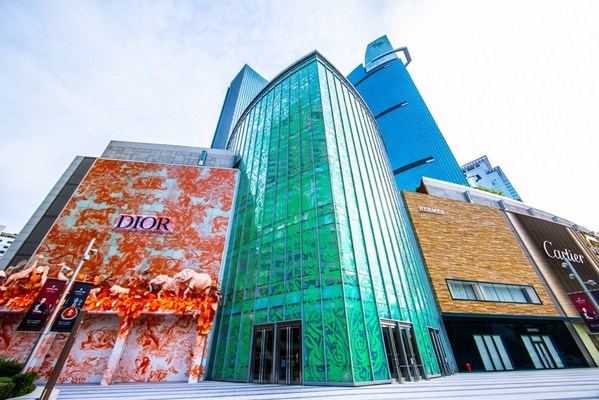 英國視覺藝術(shù)家Celyn Bricker于上海恒隆廣場西門外墻打造藝術(shù)裝置“Art For All”