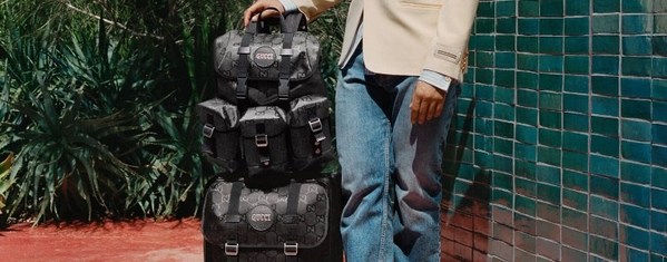Gucci Off the Grid系列充分運(yùn)用各種可回收利用和可持續(xù)采購的有機(jī)生物基材料，踐行品牌對于可持續(xù)發(fā)展的一貫承諾