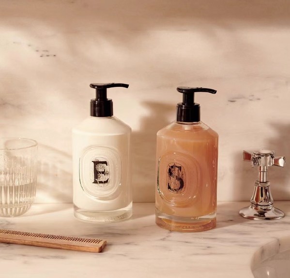 Diptyque堅(jiān)持循環(huán)可再生的環(huán)保理念，推出可重復(fù)使用的玻璃瓶樽，兼具美觀與實(shí)用