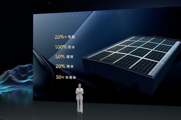 安泰新能源總裁黃麗琴女士在發(fā)布會現(xiàn)場介紹"泰陽頂"