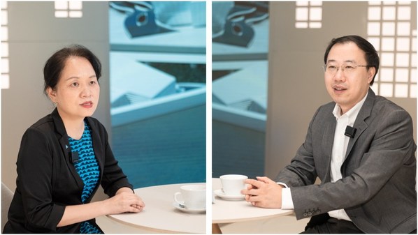 華為技術(shù)有限公司智能汽車解決方案BU首席質(zhì)量官丁旭（右），TUV萊茵大中華區(qū)管理體系認(rèn)證認(rèn)可業(yè)務(wù)副總裁鄭萍出席了頒證儀式。