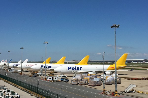 2017年6月，多架DHL快遞網(wǎng)絡(luò)包機(jī)停靠在浦東機(jī)場(chǎng)等待裝卸貨