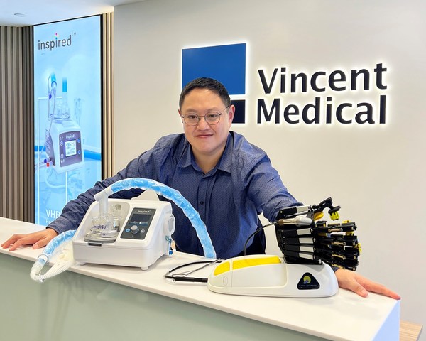 永勝醫(yī)療副CEO蔡章泰先生 (左︰O2FLO 高流量氧氣治療儀. 右︰希望之手康復(fù)機(jī)械手) 永勝醫(yī)療副CEO蔡章泰先生 (左︰O2FLO 高流量氧氣治療儀. 右︰希望之手康復(fù)機(jī)械手)