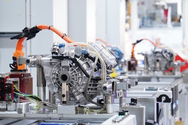 舍弗勒二合一電驅(qū)動(dòng)橋集同軸減速器和永磁同步電機(jī)于一體，適配于插電混動(dòng)及純電動(dòng)等不同車輛平臺(tái)的應(yīng)用