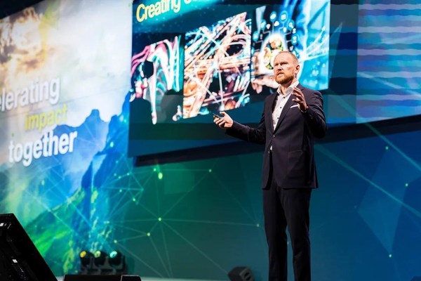 布勒集團首席執(zhí)行官Stefan Scheiber發(fā)表演講