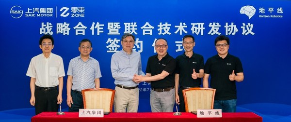 地平線與上汽集團(tuán)簽約儀式 （從左至右）：上汽集團(tuán)副總裁、總工程師祖似杰，上汽集團(tuán)總裁王曉秋，上汽集團(tuán)董事長(zhǎng)陳虹；地平線創(chuàng)始人兼首席科學(xué)家余凱博士，地平線總裁陳黎明博士；地平線聯(lián)合創(chuàng)始人兼CTO黃暢博士