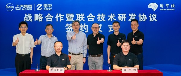 地平線與零束科技簽約儀式 （后排從左至右）上汽集團(tuán)副總裁、總工程師祖似杰，上汽集團(tuán)總裁王曉秋，上汽集團(tuán)董事長(zhǎng)陳虹；地平線創(chuàng)始人兼首席科學(xué)家余凱博士，地平線總裁陳黎明博士；地平線首席生態(tài)官徐健博士。（前排從左至右）零束CEO李君，地平線副總裁兼智能駕駛產(chǎn)品線總經(jīng)理張玉峰