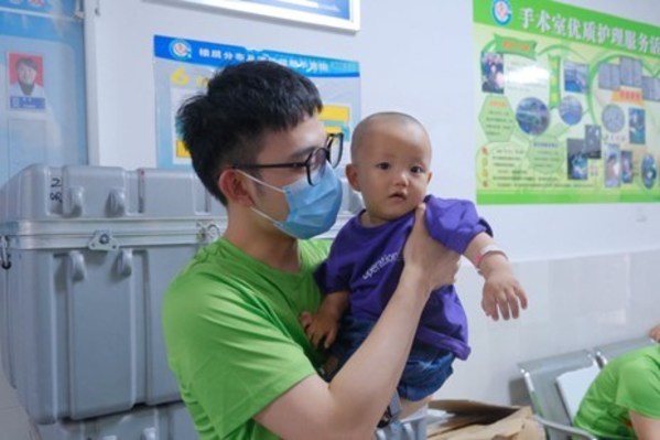 好來志愿者與患兒互動(dòng)