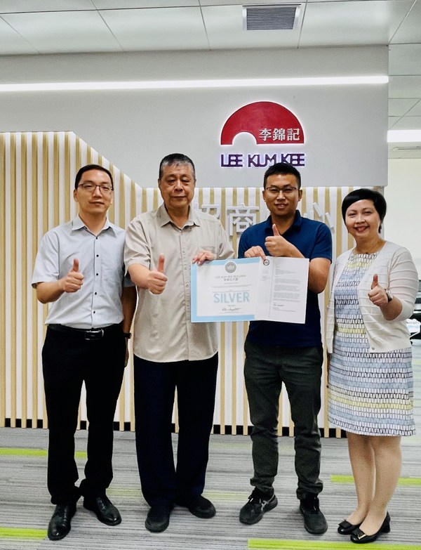 李錦記醬料集團營運總裁范小剛（左二）和李錦記中國企業(yè)事務總監(jiān)賴潔珊（右一）接受LEED認證授牌