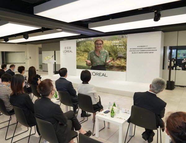 歐萊雅集團(tuán)消費(fèi)者信息部門負(fù)責(zé)人克萊曼斯介紹產(chǎn)品環(huán)境和社會(huì)影響的標(biāo)簽系統(tǒng) 歐萊雅集團(tuán)消費(fèi)者信息部門負(fù)責(zé)人克萊曼斯介紹產(chǎn)品環(huán)境和社會(huì)影響的標(biāo)簽系統(tǒng)