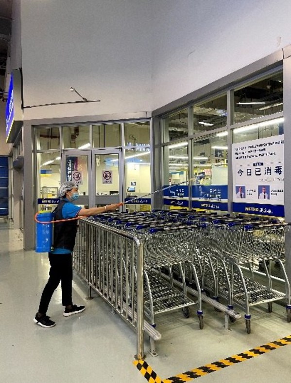 麥德龍員工對重點(diǎn)部位進(jìn)行消殺工作