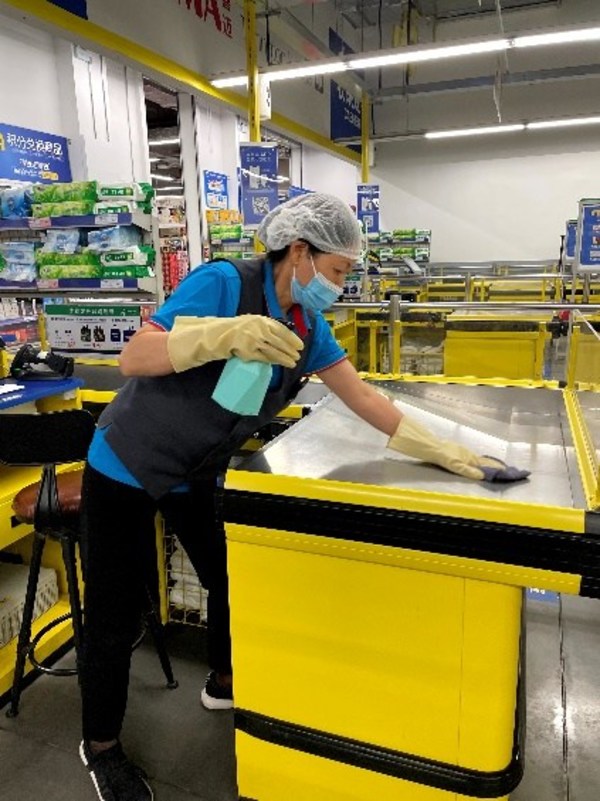 麥德龍員工對重點(diǎn)部位進(jìn)行消殺工作